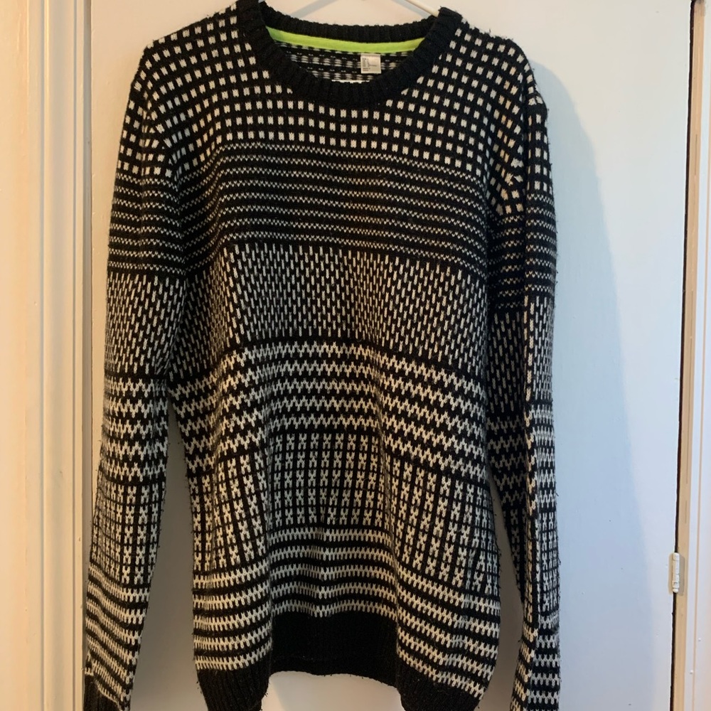 Black and white patterned sweater L